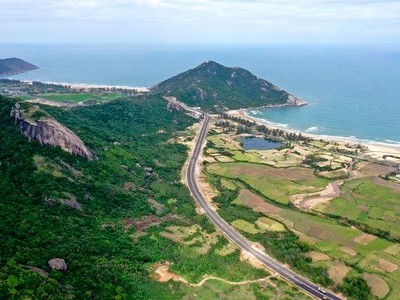 Sau 2 năm khởi công, tuyến đường Cát Tiến - Đề Gi 1.200 tỷ đồng hoàn thành đúng dịp Tết Nhâm Dần, góp phần thúc đẩy phát triển kinh tế - xã hội, khơi dậy tiềm năng du lịch Bình Định. Ảnh MH