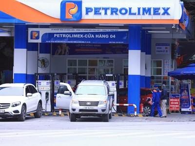 Một điểm bán xăng dầu của Petrolimex trên địa bàn Hà Nội. (Ảnh: TTXVN)