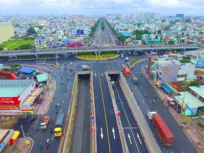 Hoàn thiện Luật Giao thông đường bộ và nâng cấp hạ tầng giao thông là yêu cầu bức thiết hiện nay. Trong ảnh: Nút giao thông An Sương (TP.HCM). Ảnh: Đức Thanh