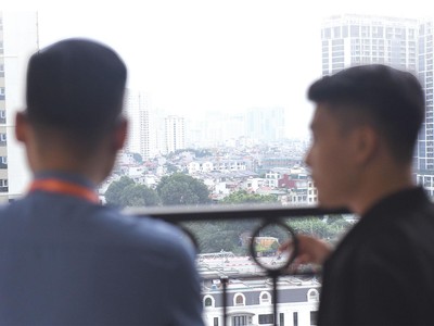 Covid làm giảm thu nhập, trong khi giá nhà tăng, khiến giấc mơ có nhà ngày càng xa tầm với của nhiều người. Ảnh: Dũng Minh