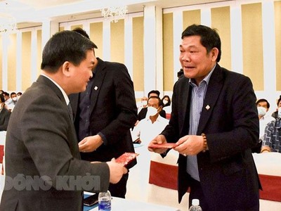 Bí thư Tỉnh ủy Bến Tre Lê Đức Thọ (bìa trái) chúc mừng Doanh nghiệp tại buổi Họp mặt đầu năm Nhâm Dần 2022 của Tỉnh