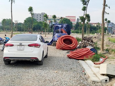 Tình trạng bỏ giá rất cao những lô đất ở các cuộc đấu giá rồi bỏ cọc, tạo mặt bằng giá ảo để thao túng thị trường diễn ra khá phổ biến. Ảnh: Việt Hương 