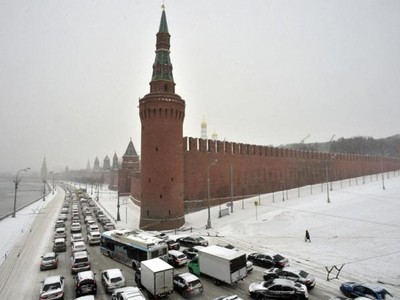 Những dòng xe nối đuôi nhau di chuyển qua Điện Kremlin trong bão tuyết. Ảnh: AFP