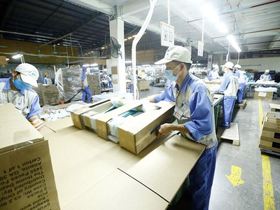 Cải thiện thủ tục hành chính và có cơ chế, chính sách phù hợp với thực tiễn sẽ tạo thuận lợi cho doanh nghiệp đẩy mạnh sản xuất, kinh doanh. Ảnh: Đ.T