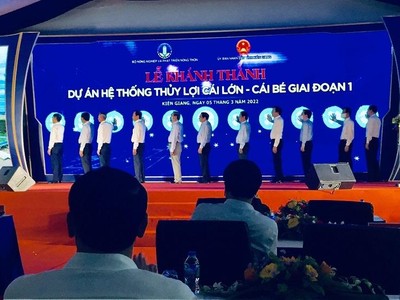 Đại biểu nhấn nút chính thức vận hành Dự án thủy lợi Cái Lớn - Cái Bé.