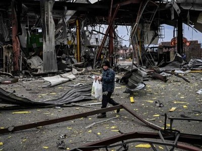 Một đứa trẻ đang sơ tán khỏi thành phố Irpin, phía Tây Bắc thủ đô Kyiv trong trận pháo kích và ném bom lớn vào ngày 5/3/2022. Ảnh: AFP