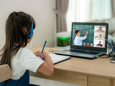 Theo Sở Giáo dục và Đào tạo Hà Nội, trường học đóng trên địa bàn xã phường, thị trấn có mức độ dịch cấp độ 3 - 4, toàn trường chuyển sang phương án dạy học trực tuyến.