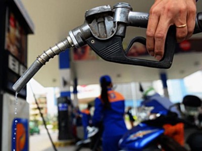 Cung ứng, điều hành giá xăng dầu là vấn đề rất nóng trong thời gian gần đây (Ảnh minh hoạ) .