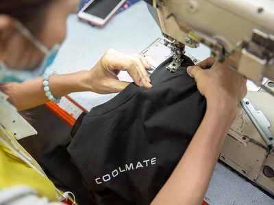 Công nhân hoàn thiện sản phẩm của Coolmate tại nhà máy may (Nguồn: Coolmate).