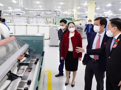 Chủ tịch UBDN tỉnh Nguyễn Văn Phương (thứ 2 từ phải sang) kiểm tra và trao đổi với một doanh nghiệp dệt may trên địa bàn