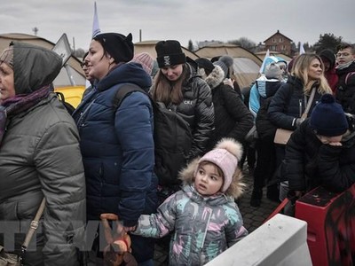 Người tị nạn Ukraine sơ tán sang Medyka, miền Đông Ba Lan ngày 9/3/2022. (Ảnh: AFP/TTXVN) 