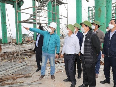 Hạng mục cầu chính và cầu dẫn phía bờ tại phường Hà Khánh đã đạt trên 70% khối lượng công việc (Ảnh chụp ngày 9/3/2022). Ảnh: Đỗ Phương.