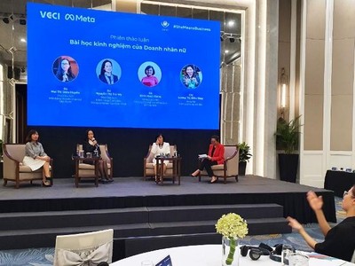 Sáng lập Tiệm giặt là người điếc Lương Thị Kiều Thúy (bìa trái) và người phiên dịch ngôn ngữ ký hiệu (bìa phải).