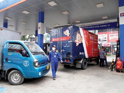 Doanh nghiệp vận tải chưa kịp khắc phục thiệt hại do Covid-19 thì lại đối mặt với khó khăn từ việc xăng dầu tăng giá