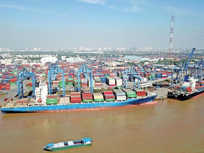 Nếu thu phí cảng biển, doanh nghiệp sẽ càng khó khăn hơn. Ảnh: Lê Toàn