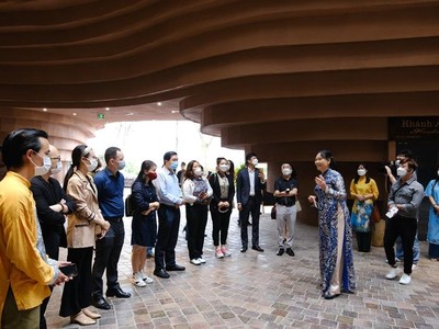 Đoàn khảo sát tại Trung tâm Tinh hoa làng nghề Việt, dự kiến khai trương dịp 30/4, 1/5 (Ảnh: Hồ Hạ)