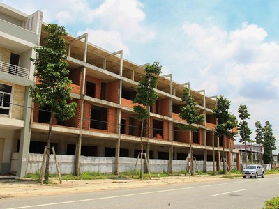 Nhiều dự án khu dân cư quanh các khu công nghiệp ở Bình Dương vẫn vắng bóng người. Ảnh: Việt Dũng