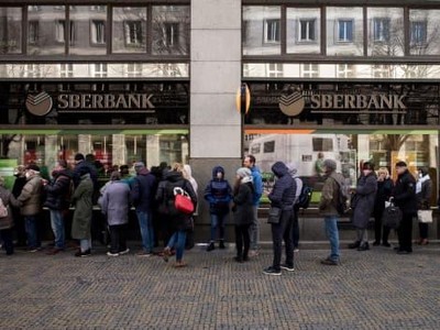 Khách hàng tập trung bên ngoài một chi nhánh của Sberbank (một ngân hàng thuộc sở hữu nhà nước Nga) tại thủ đô Prague, Cộng hòa Czech vào ngày 25/2/2022 để rút tiền tiết kiệm và đóng tài khoản, trước khi Sberbank đóng cửa tất cả các chi nhánh tại Czech. Ảnh: AFP