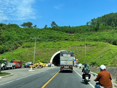 Các phương tiện lưu thông qua hầm Phước Tượng.