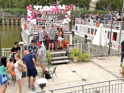 Du khách nước ngoài trong một tour du lịch kênh Nhiêu Lộc - Thị Nghè của Công ty TNHH Thuyền Sài Gòn trước khi Covid-19 bùng phát