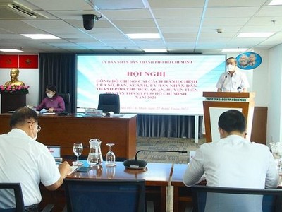 Ông Huỳnh Thanh Nhân, Giám đốc Sở Nội vụ TP.HCM thông tin tại buổi họp báo