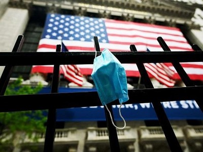 Bên ngoài hàng rào Sở giao dịch chứng khoán New York ngày 26/5/2020. Ảnh: AFP