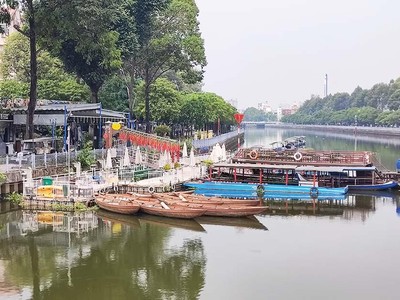 Trong khi cơ quan chức năng còn “tranh cãi”, thì thuyền của doanh nghiệp vẫn chưa thể xuất bến.