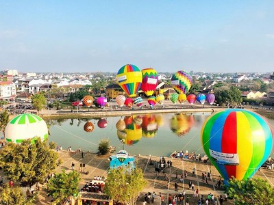 Phố cổ Hội An rực rỡ sắc màu của khinh khí cầu.