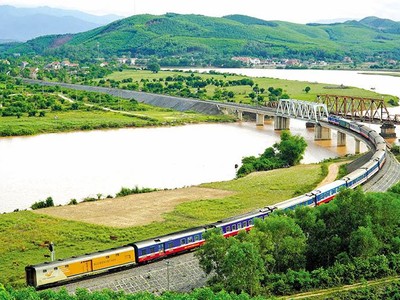 Quảng Bình - điểm đến du lịch an toàn, khác biệt và hấp dẫn. Trong ảnh: Cảnh sắc non nước hữu tình trên sông Gianh