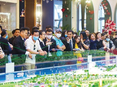 Khách hàng tìm hiểu sản phẩm tại dự án NovaWord Phan Thiet của Novaland. Ảnh: Trọng Tín