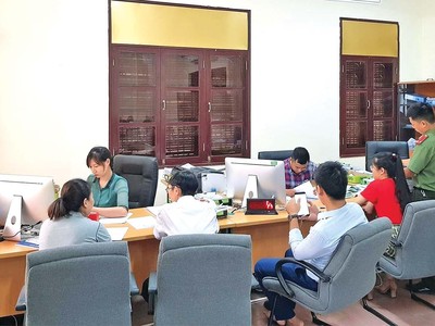 Người dân, doanh nghiệp làm thủ tục hành chính tại Sở Kế hoạch và Đầu tư tỉnh Quảng Bình