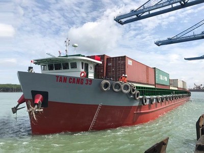 Vận chuyển container bằng sà lan kết nối Tân Cảng - Cái Mép