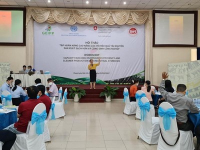 Các chuyên gia đến từ Dự án đã chỉ ra nhiều lợi ích khi doanh nghiệp áp dụng giải pháp sử dụng hiệu quả tài nguyên, sản xuất sạch và cộng sinh công nghiệp theo mô hình khu công nghiệp sinh thái. Ảnh: Trọng Tín