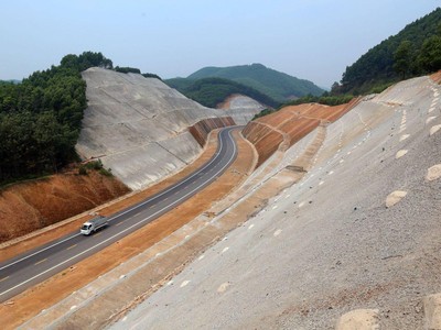 Tập đoàn Trường Thịnh là một trong những nhà đầu tư và nhà thầu trực tiếp tham gia thi công tuyến cao tốc La Sơn - Túy Loan.