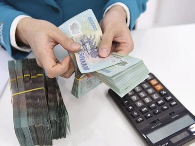 Cầu vốn tăng cao khiến các ngân hàng điều chỉnh lãi suất tiền gửi tiết kiệm tăng 0,3-0,2%.