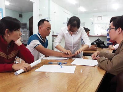 Trong hoạt động mua bán, chuyển nhượng nhà đất, hành vi kê khai sai giá trị giao dịch nhằm giảm số thuế phải nộp diễn ra khá phổ biến. Ảnh: Tín Dũng