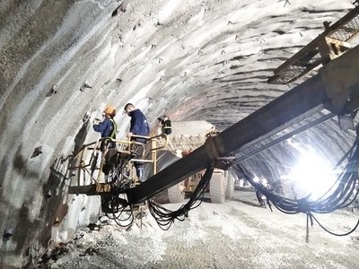 Thi công cao tốc Bắc - Nam đoạn Mai Sơn - Quốc lộ 45. Ảnh: A.M