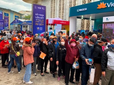 Người dân xép hàng mua tour, vé máy bay giá rẻ tại Hội chợ VITM Hà Nội 2022. (Ảnh: Hà Ngô)