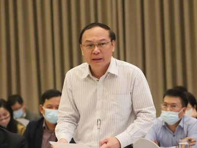 Thứ trưởng Bộ Tài nguyên và Môi trường Lê Công Thành trao đổi tại cuộc họp báo Chính phủ thường kỳ chiều tối 4/4 (Ảnh: HNM)