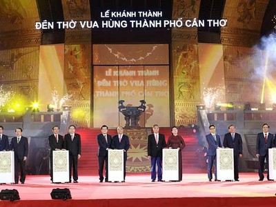 Chủ tịch nước Nguyễn Xuân Phúc và các đại biểu thực hiện nghi thức khánh thành Đền thờ Vua Hùng TP. Cần Thơ.