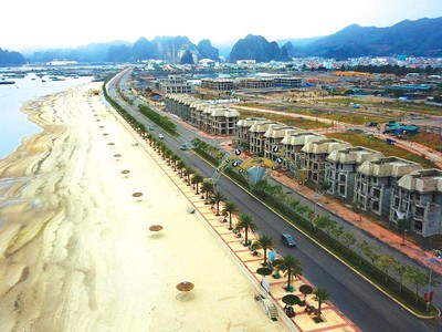 Hạ tầng kết nối liên vùng ngày một hoàn thiện làm tăng giá trị bất động sản ven biển. Ảnh: Lê Toàn 