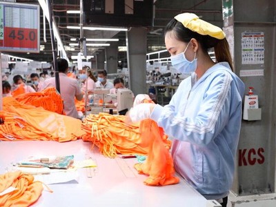 Công nhân làm việc trong chuyền may tại nhà máy của Thành Công. (Ảnh: TCM).