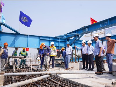 Đổ bê tông mối nối cuối cùng tại nhịp chính cầu núi Đọ trên cao tốc Mai Sơn - Quôc lộ 45, vượt tiến độ 21 ngày.