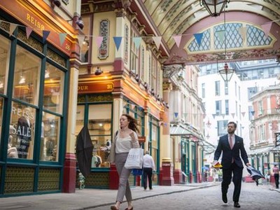 Khu mua sắm và ăn uống bên trong Leadenhall Market, London. Ảnh: AFP