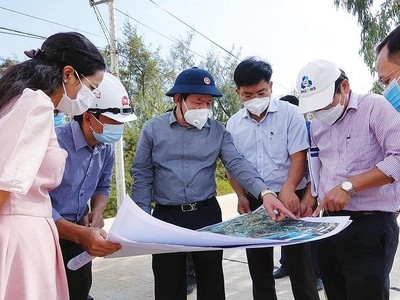 Ông Đặng Văn Minh, Chủ tịch UBND tỉnh Quảng Ngãi (thứ 3, từ trái sang) kiểm tra điều chỉnh quy hoạch tuyến Dung Quất - Sa Huỳnh giai đoạn IIb. Ảnh: H.M