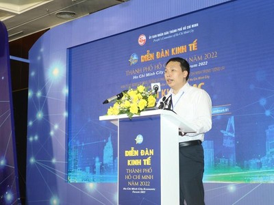 Ông Nguyễn Huy Dũng, Thứ trưởng Bộ Thông tin và Truyền thông phát biểu tại Diễn đàn Kinh tế TP.HCM năm 2022. Ảnh: Lê Toàn