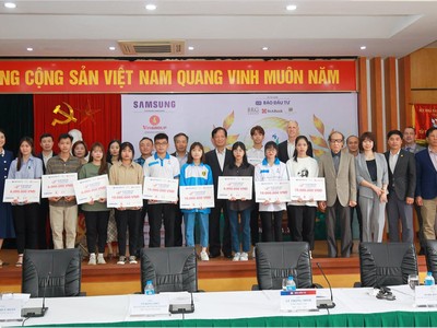 Ban Tổ chức đã trao 5 suất học bổng toàn phần là học bổng được trao suốt quá trình học tập nếu các em giữ được thành tích học tập tốt, trị giá 10 triệu đồng/suất và 5 suất học bổng một lần, trị giá 6 triệu đồng/suất cho 5 em sinh viên. Các em đều có hoàn cảnh khó khăn nhưng đã vươn lên đạt thành tích học tập tốt, tư cách đạo đức tốt trong năm vừa qua.