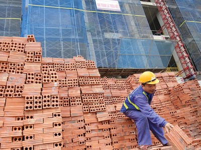 Giá nhiều loại vật liệu xây dựng như gạch, cát, xi-măng... tăng phi mã thời gian qua. Ảnh: Dũng Minh