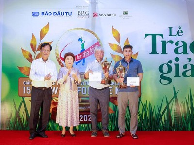 Chủ tịch Giải golf từ thiện thường niên Vì trẻ em Việt Nam Võ Hồng Phúc (bìa trái) và Madame Nguyễn Thị Nga, Chủ tịch Tập đoàn BRG chúc mừng các tay golf có thành tích tốt tại giải đấu lần thứ 15.