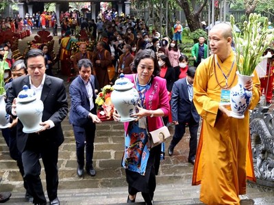 Lãnh đạo Trung ương, lãnh đạo tỉnh Ninh Bình và Ban tổ chức thực hiện nghi lễ rước nước đến đền Suối Tiên dâng hương Thánh Quý Minh Đại Vương.